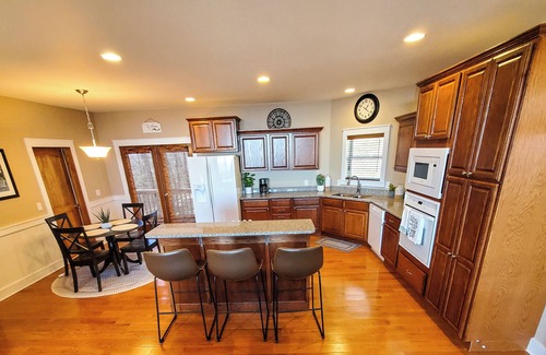 Stonebridge Cabin | Your Sept Getaway: Crisp Air, Scenic Views & Cozy Nights @ Deuces Wild
