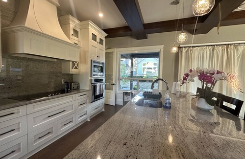 Guildford House | Your Spacious Vacation Home