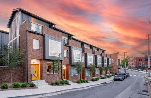 St. Elmo Improvement League Apartment | Your St Elmo Getaway for Rock City & Ruby Falls, 2BD townhome, 6 min to downtown