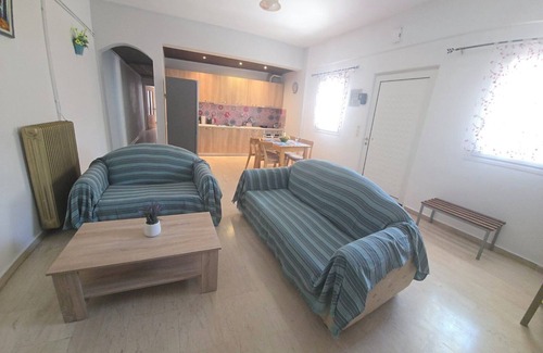 Malia House | Your Summer Home with Courtyard – Relaxation for 4 Guests