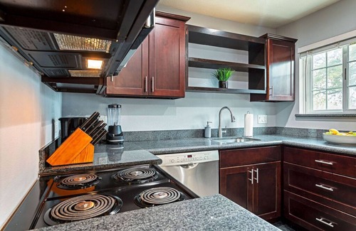MacGregor Apartment | Your TMC Flats! Sleeps 40, 20BR, 10BA, 10PA