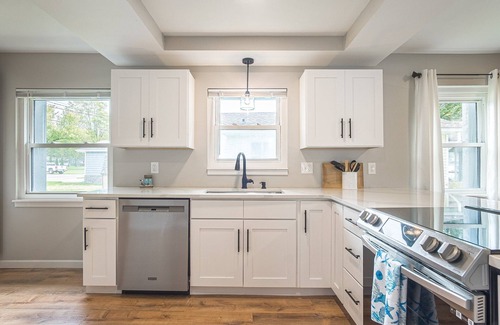 Drayton Plains Cottage | Your own beach front oasis on a all sports private lake!