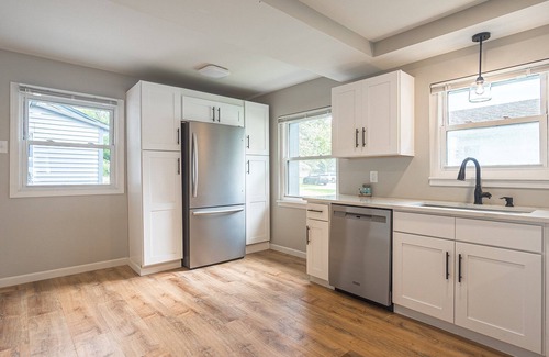 Drayton Plains Cottage | Your own beach front oasis on a all sports private lake!