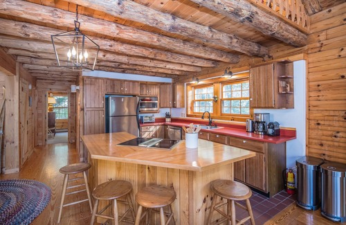 Killington House | Your Vermont Log Cabin Getaway w/Hot Tub+Firepit-Arrive Early & Stay Late!