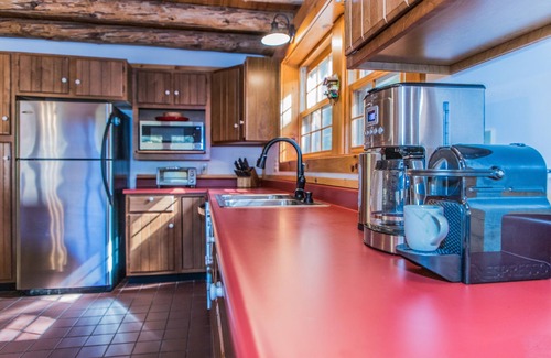 Killington House | Your Vermont Log Cabin Getaway w/Hot Tub+Firepit-Arrive Early & Stay Late!