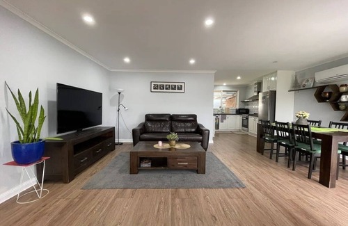 Wyndham Vale House | Yours 3 bedrooms house - Granny Flat Close to Parkn