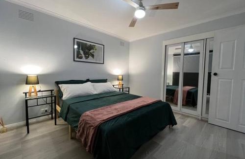 Wyndham Vale House | Yours 3 bedrooms house - Granny Flat Close to Park