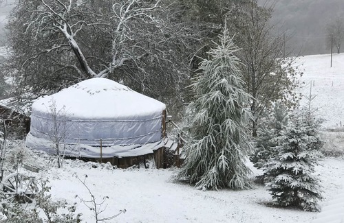 Saint-Antheme RV Rental | Yourte Supérieur 5 places