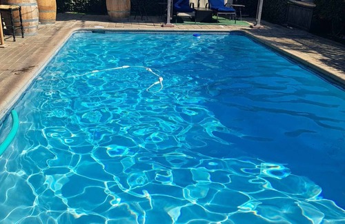 Raisin House | YouTube:TropicalParadiseFresno.Pool/Grill/Outdoor Cinema/OutdoorHeaters.PetFrien