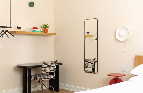 Queen Village Apartment | Yowie - Suite 302 Sunny Study King