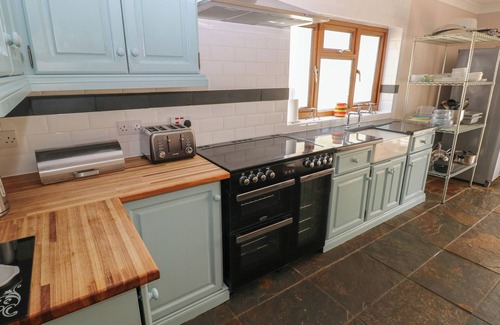 St Ishmaels Cottage | YR HEN ARDD, pet friendly, with a garden in Milford Haven