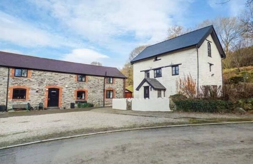Corwen Cottage | YR HEN FELIN, pet friendly, character holiday cottage in Carrog