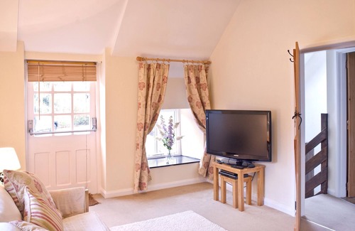 Pennant Melangell Cottage | YR HEN HOFEL - sleeps 2 guests in 1 bedroom, Nr, Bala, Snownoia