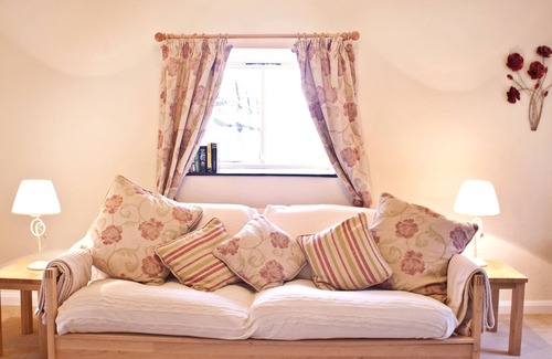 Pennant Melangell Cottage | YR HEN HOFEL - sleeps 2 guests in 1 bedroom, Nr, Bala, Snownoia