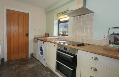 Dinas Cottage | YR HEN STABL, family friendly, with open fire in Bontnewydd, Gwynedd