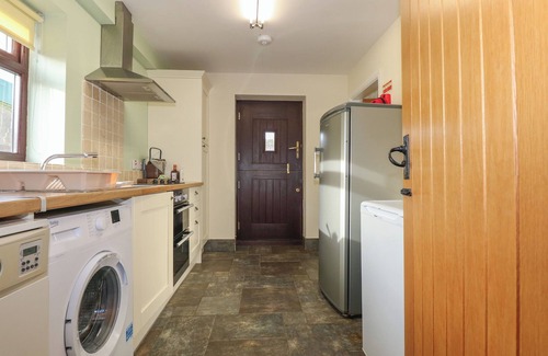 Dinas Cottage | YR HEN STABL, family friendly, with open fire in Bontnewydd, Gwynedd