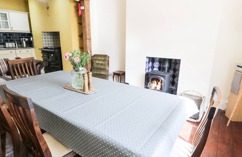 Bontddu Cottage | YR HEN SWYDDFA BOST, family friendly, with open fire in Barmouth