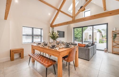 Marchwiel House | Ysgubor Caemai