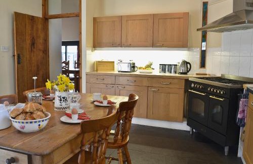 Llangadog House | Ysgubor Fawr-Oxk