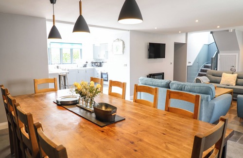 Clawdd-newydd Cottage | YSGUBOR TYDDYN ISAF, family friendly, with hot tub in Derwen