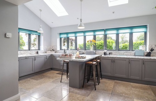 Clawdd-newydd Cottage | YSGUBOR TYDDYN ISAF, family friendly, with hot tub in Derwen