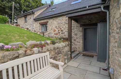 Clawdd-newydd House | Ysgubor Tyddyn Isaf