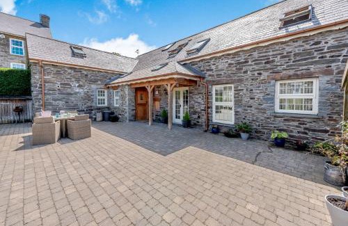 Newcastle Emlyn House | Ysgubor Uchaf