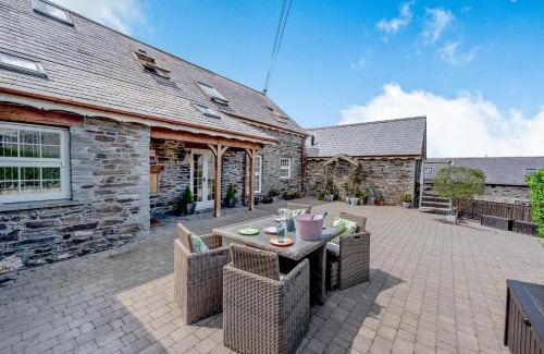 Newcastle Emlyn House | Ysgubor Uchaf