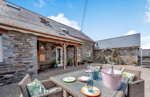 Newcastle Emlyn House | Ysgubor Uchaf