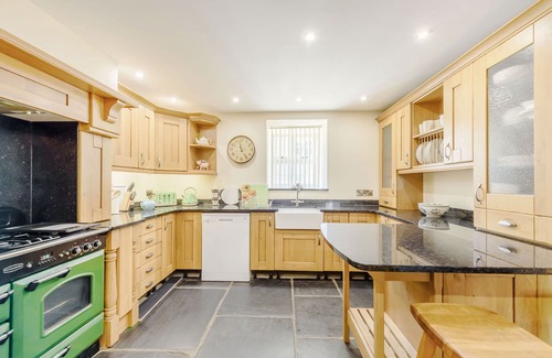 Newcastle Emlyn Cottage | YSGUBOR UCHAF, pet friendly, with a garden in Newcastle Emlyn