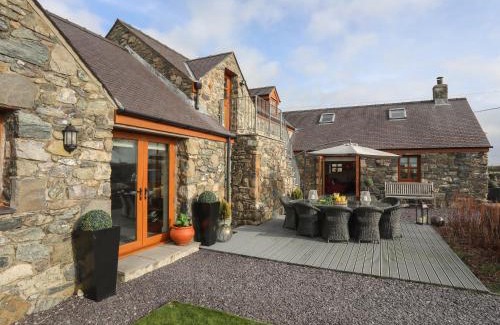 Caergeiliog House | Ysgubor Wen