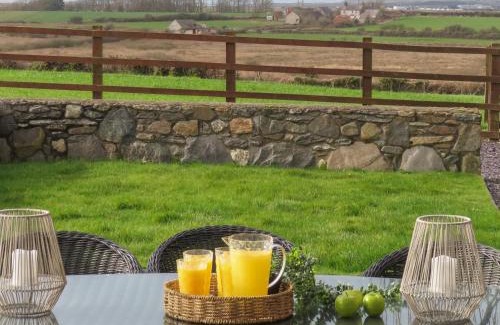 Caergeiliog House | Ysgubor Wen