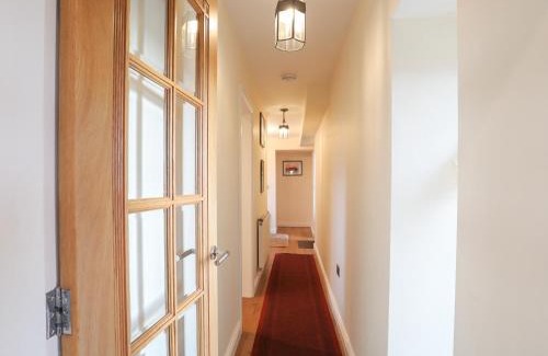 Caergeiliog House | Ysgubor Wen