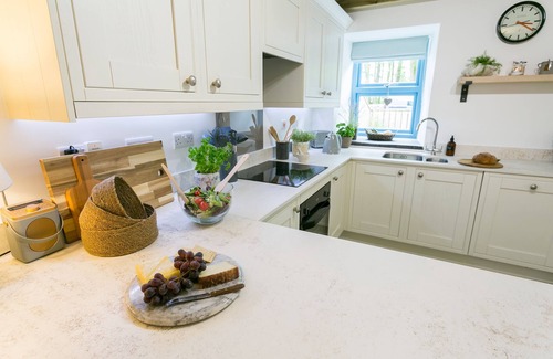 Llanddaniel Fab Cottage | Ysgubor Wennol (Swallow Barn) - a cosy fire that sleeps 4 guests in 2 bedrooms