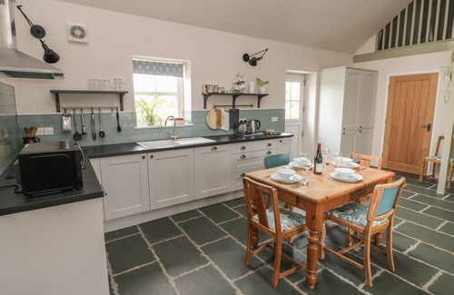 Porthyrhyd Cottage | YSTABL ROBYN, pet friendly, character holiday cottage in Llanddarog