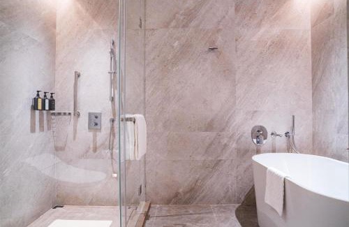 Yuexiu Hotel | Yuexiu Hotel Guangzhou,Curio Collection by Hilton-Free shuttle between hotel and Exhibition Center during Canton Fair & Exhibitor Registration Counter
