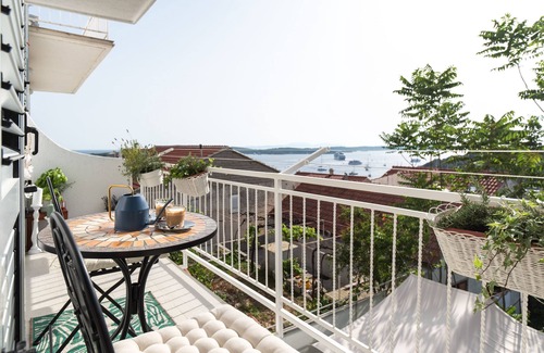 Hvar Old Town Apartment | Yukka ComFor city center apartment with parking