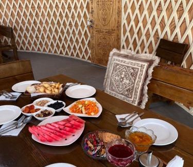 Naryn Region Hotel | Yurt Camp "Sary-Bulun" at Song-Kul Lake, Naryn Сон-Куль