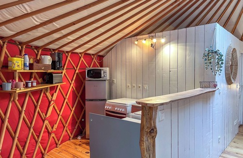 Chataigneraie Cantalienne Ski Chalet | Yurt Cantal Passionata 4pers