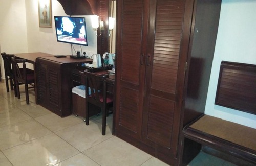 Ernakulam South Hotel | Yuvarani Residency