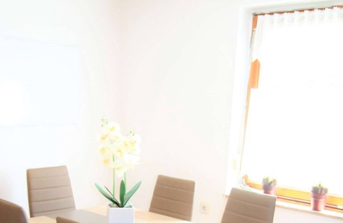 Zulpich Apartment | Z01 fitter's house in Zülpich center with open-plan living and dining area