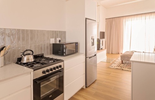 Paarl Apartment | Charming One Bed cottage in the heart of the Winelands with pool.