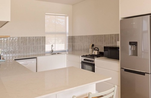 Paarl Apartment | Charming One Bed cottage in the heart of the Winelands with pool.