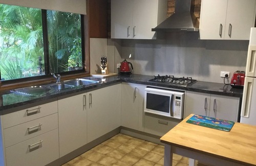 Elizabeth Beach House | Zaemar Garden a private beach retreat,100m Rec Club & Wallis Lake boat ramp