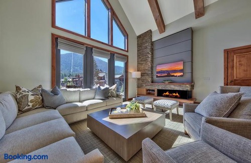 Lakeside Park Apartment | Zalanta