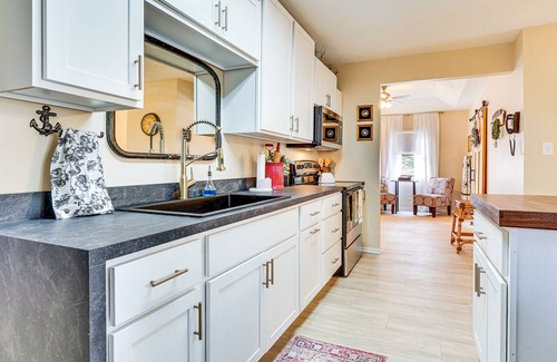 Zanesville Apartment | Zanesville Apartment w/Porch - 3 Mi to Downtown!