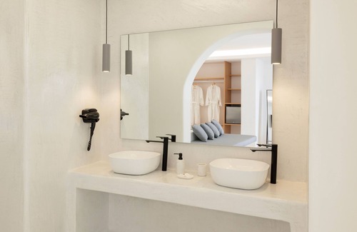 Pyrgos House | Zannos Luxury Suites by Zannos Collection