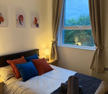 Old Trafford Apartment | Zelena Luxurious Apartment, Private Parking, Fast Wi-Fi, Self Check-In Anytime Perfect For Late Arrivals, 5 Minutes to Old Trafford Stadium