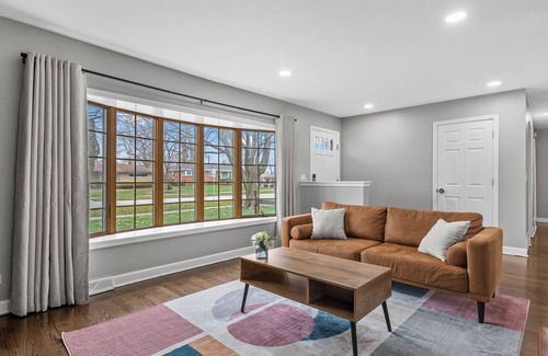 Roselle House | Zen - 5 BRs, Fenced Yard, Huge Bsmt