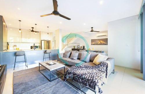 Fannie Bay Apartment | ZEN ARCTIC Luxury 2-Story T/House + Pool & Markets